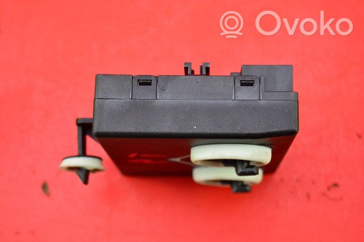 Volkswagen Touareg II Relay mounting block 4H0959795B