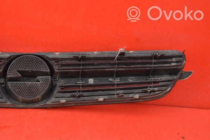 Opel Vectra C Atrapa chłodnicy / Grill 13106812