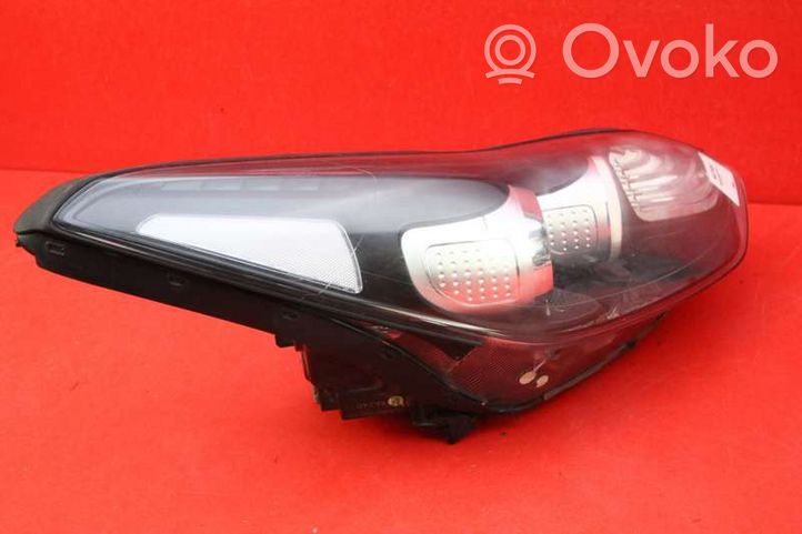 KIA Sportage Lampa przednia 92102-F1110