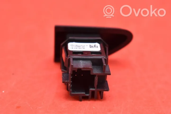 Renault Clio I Hazard light switch 252907372R