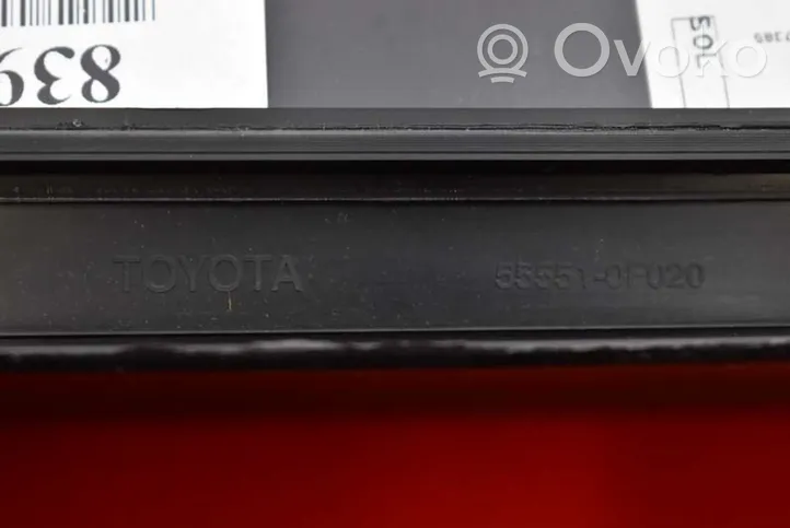 Toyota Corolla Verso E110 Schowek deski rozdzielczej 55551-0F020