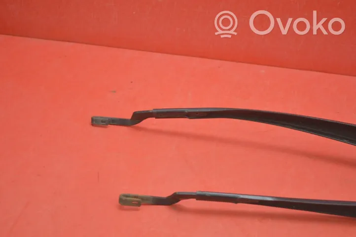 Toyota Auris 150 Front wiper blade arm 3451979