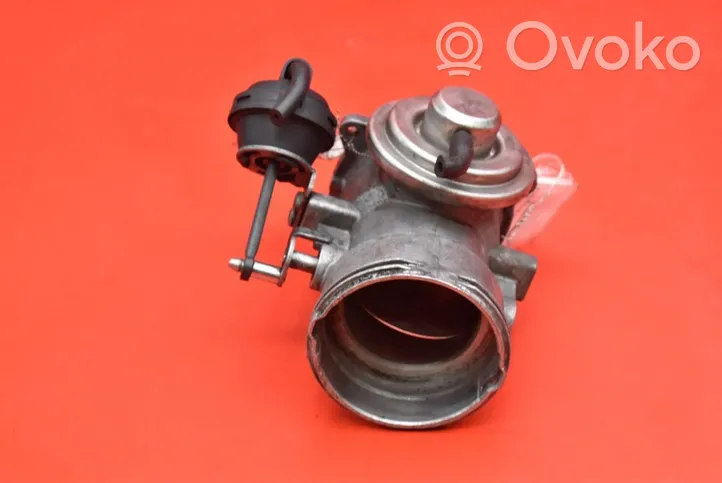 Volkswagen Touareg I EGR valve 070128070F