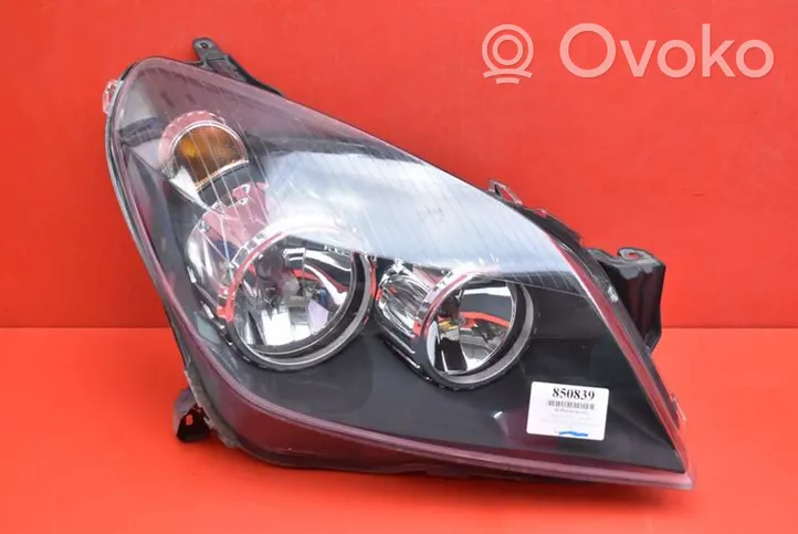 Opel Astra H Lampa przednia 0000