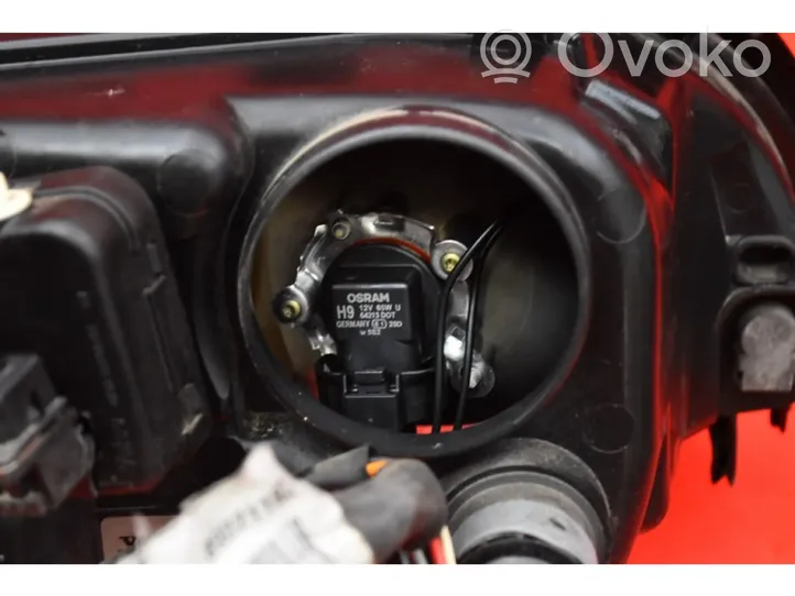 Volvo V70 Lampa przednia 30698835