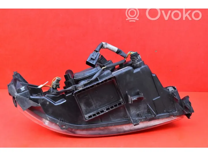 Volvo V70 Lampa przednia 30698835