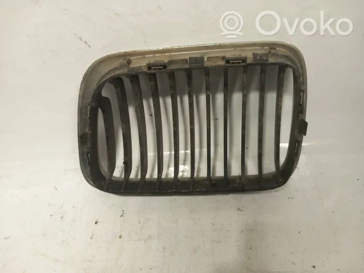 BMW 3 E36 Grille de calandre avant 51138185802