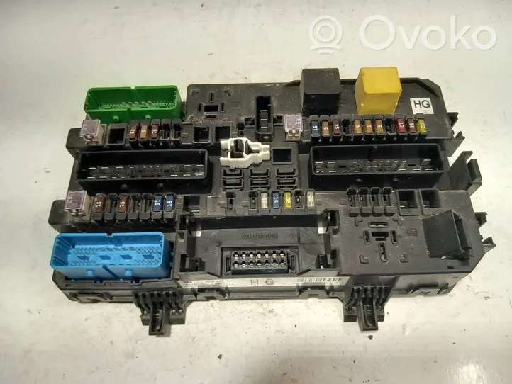 Opel Zafira B Module de fusibles 13206759