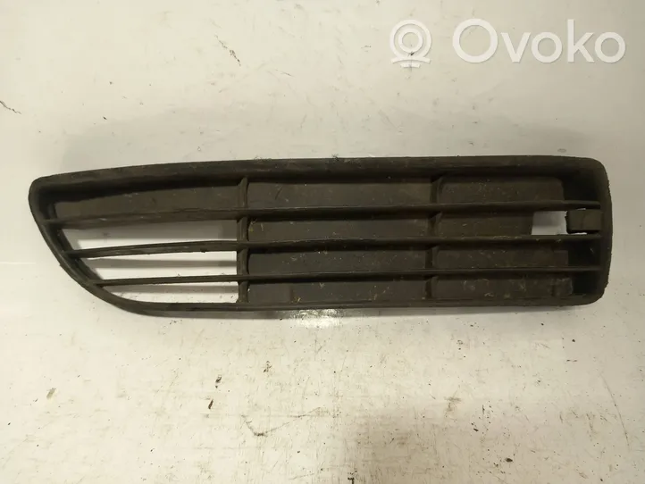 Audi A4 S4 B5 8D Grille inférieure de pare-chocs avant 8d0807346