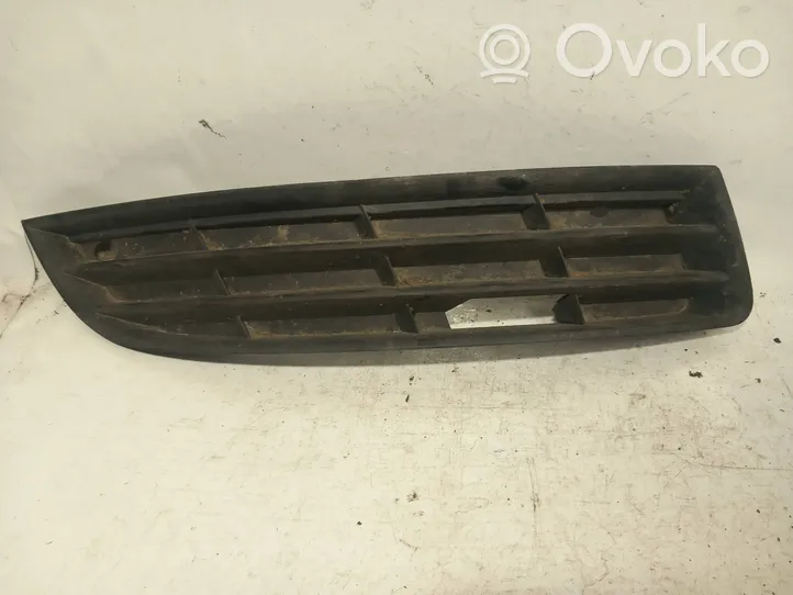 Volkswagen PASSAT B6 Grille inférieure de pare-chocs avant 3c0853666