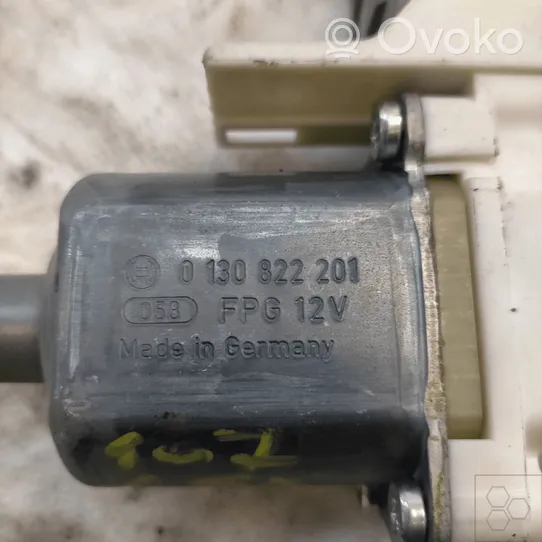 Citroen C4 I Moteur de lève-vitre de porte arrière 922386