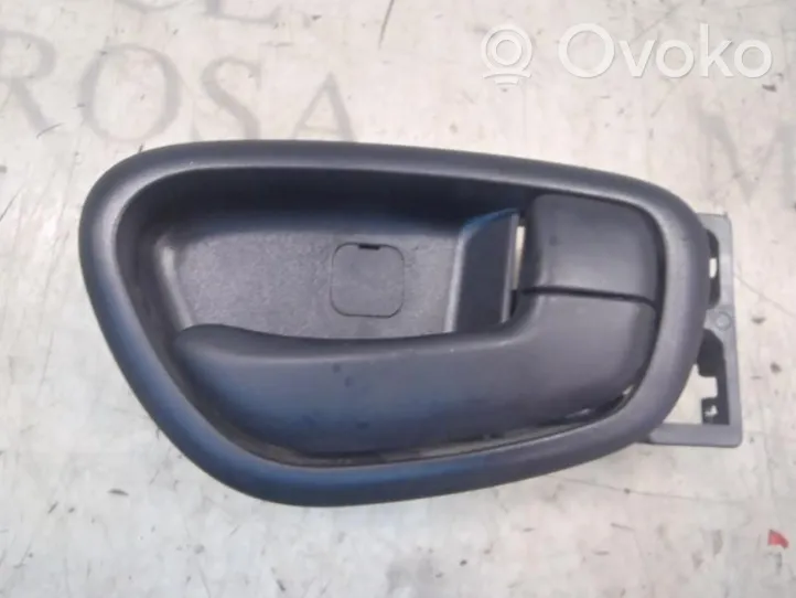 Hyundai i10 Klamka wewnętrzna drzwi przednich 826200X0004X