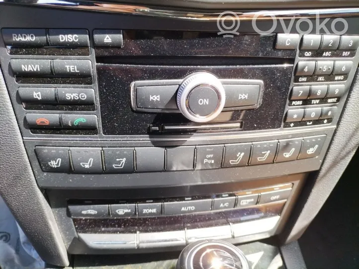 Mercedes-Benz CLK AMG A208 C208 Panel / Radioodtwarzacz CD/DVD/GPS A2129004108