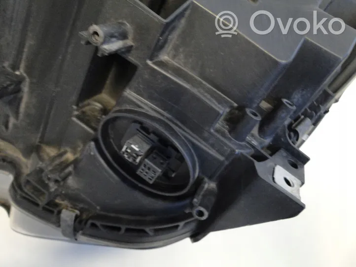 Mercedes-Benz C W204 Lampa przednia A2048204439