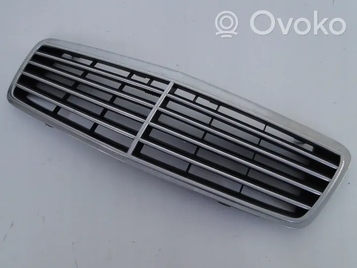 Mercedes-Benz CLK A208 C208 Grille calandre supérieure de pare-chocs avant A2088800085