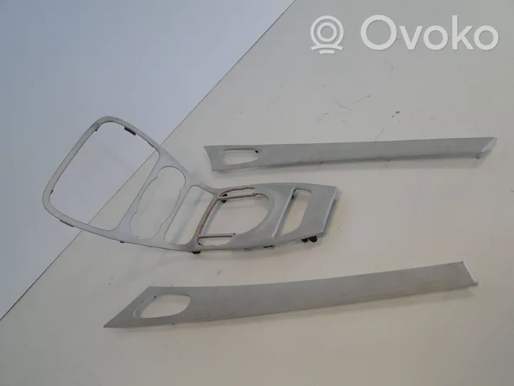 Mercedes-Benz SL AMG R230 Moulure/baguette de porte avant A2306805739