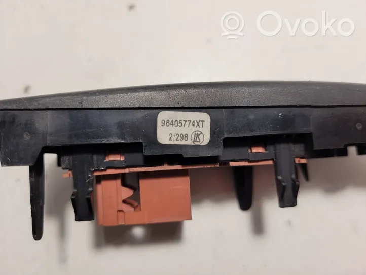 Citroen C3 Vakionopeussäätimen ohjauskytkin 96405774XT