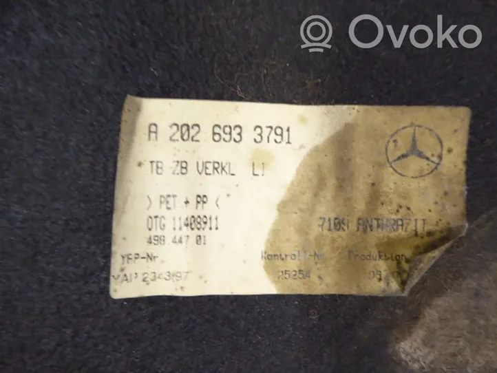 Mercedes-Benz C W202 Tavaratilan sivuverhoilu 