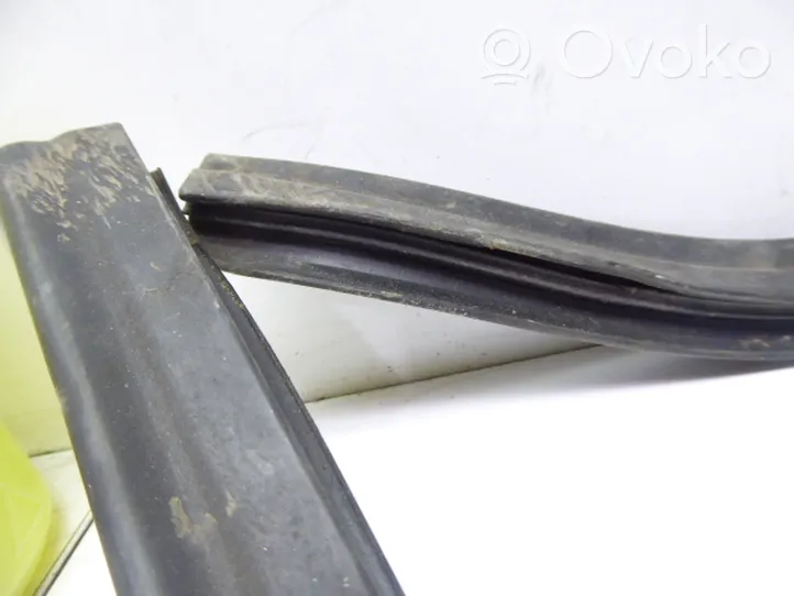 Volkswagen Polo IV 9N3 Wiper trim 