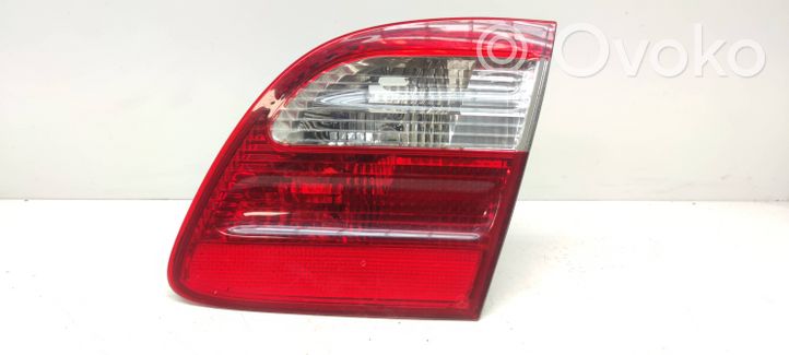 Mercedes-Benz E W211 Lampy tylnej klapy bagażnika A2118201464