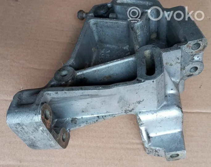 Mercedes-Benz W123 Support de pompe de direction assistée 6172360230