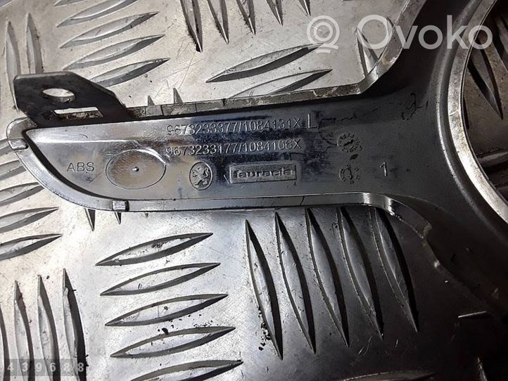 Peugeot 208 Grille antibrouillard avant 9673233377