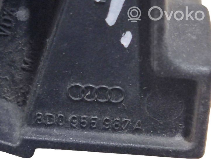 Audi A4 S4 B5 8D Dysza spryskiwacza szyby przedniej / czołowej 8D0955987A