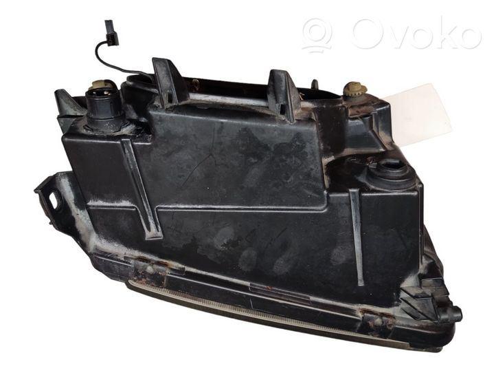 Audi A4 S4 B5 8D Lampa przednia 8D0941003E