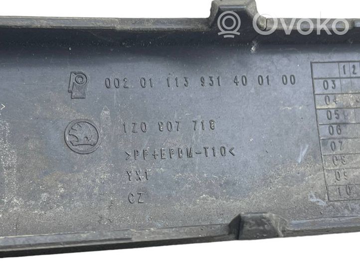 Skoda Octavia Mk2 (1Z) Moulure de pare-chocs avant 1Z0807718