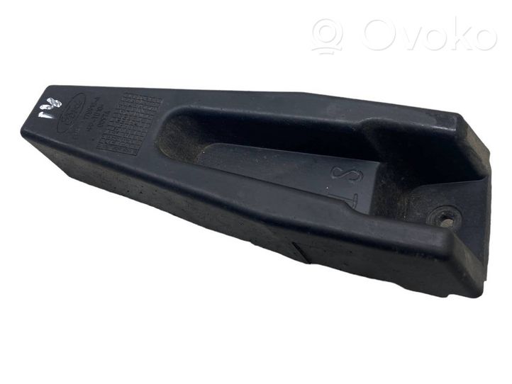 Ford Focus ST Soporte de montaje del parachoques trasero CM51A17B918A