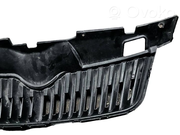 Skoda Praktik (5J8) Grille calandre supérieure de pare-chocs avant 5L0010722P