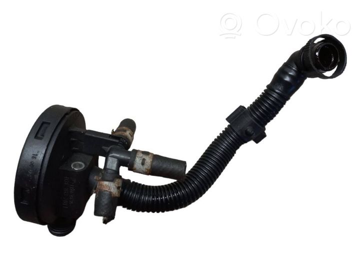 Volkswagen Golf V Sfiato/tubo di sfiato/tubo flessibile 03C103201E