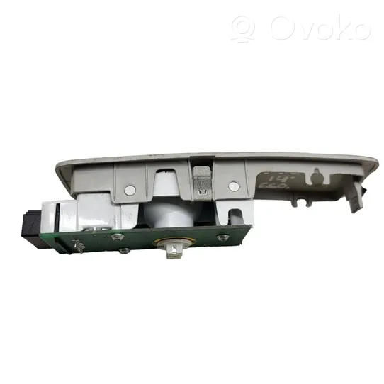 Volkswagen Touareg II Illuminazione sedili posteriori 7P6947292F