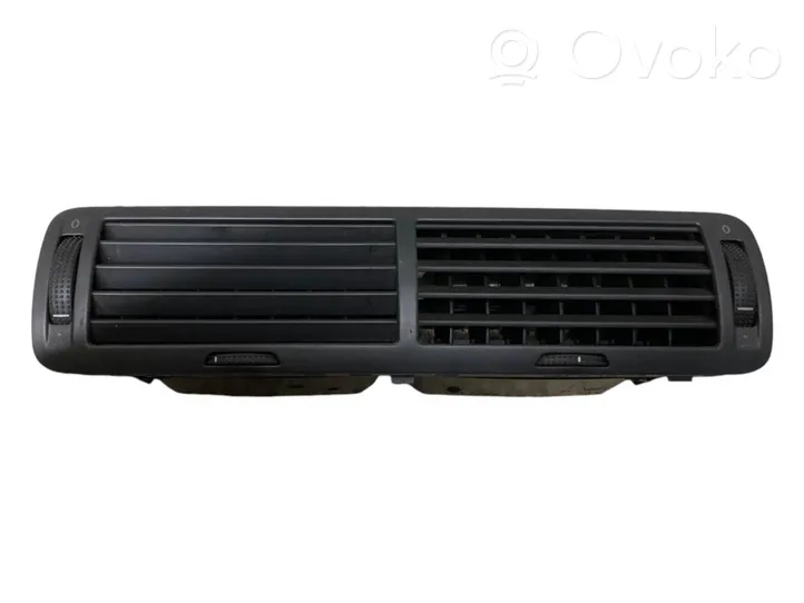 Volkswagen PASSAT B5 Centrālais gaisa ventilācijas režģis 3B0819728D