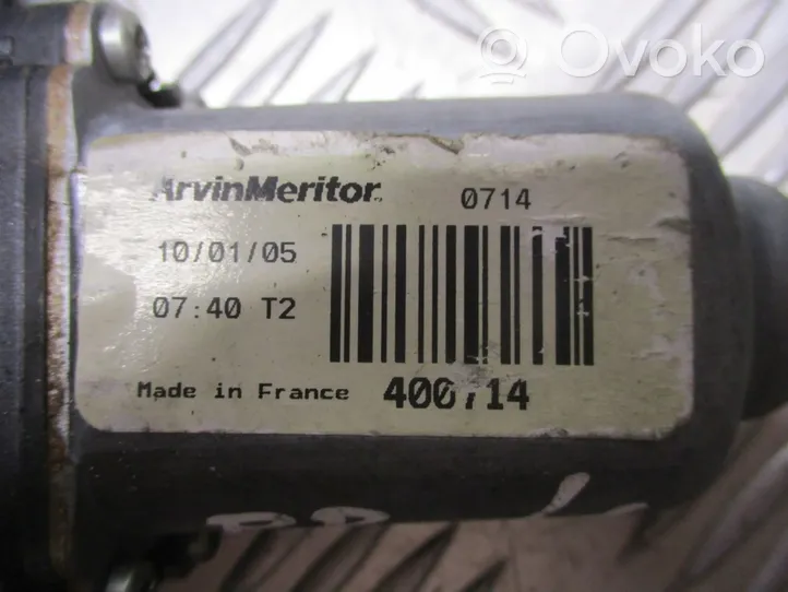 Nissan Primera Moteur de lève-vitre de porte avant 