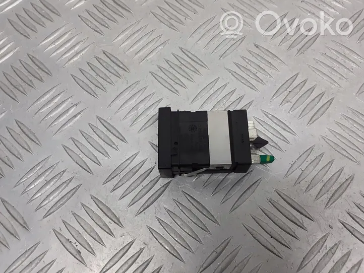 Volkswagen PASSAT B5 Seat heating relay 3B0963563C