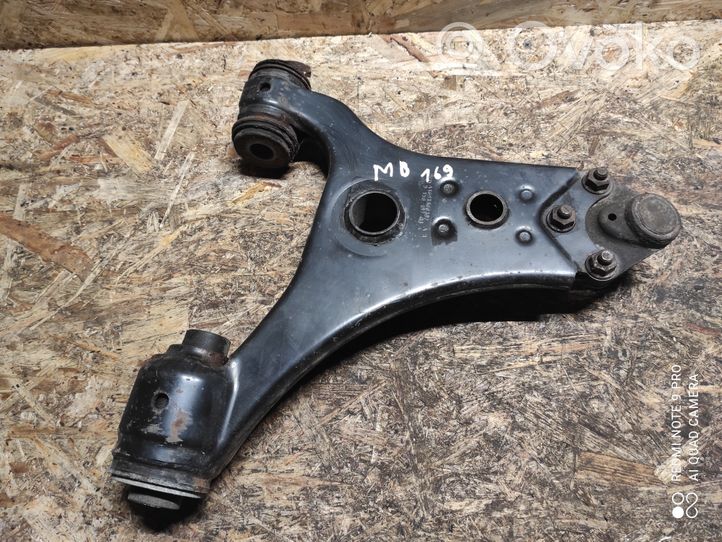 Mercedes-Benz A W169 Braccio di controllo sospensione anteriore inferiore/braccio oscillante A1693300307