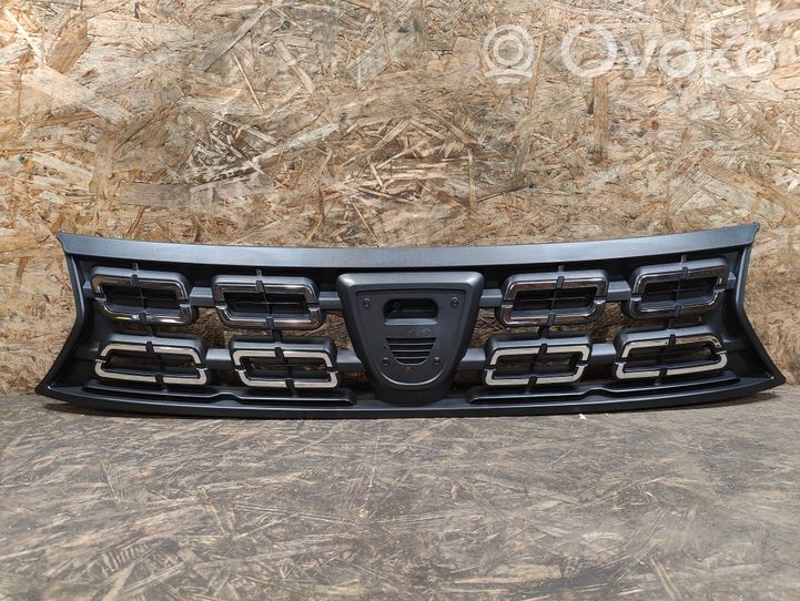 Dacia Duster Grille calandre supérieure de pare-chocs avant 