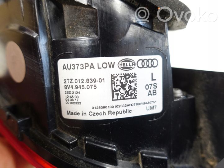 Audi A3 S3 8V Lampy tylnej klapy bagażnika 8V4945075