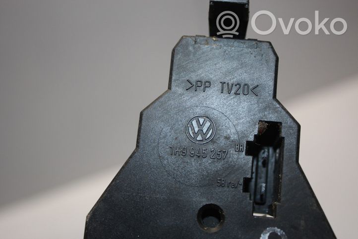 Volkswagen Golf III Galinio žibinto detalė 1H9945257