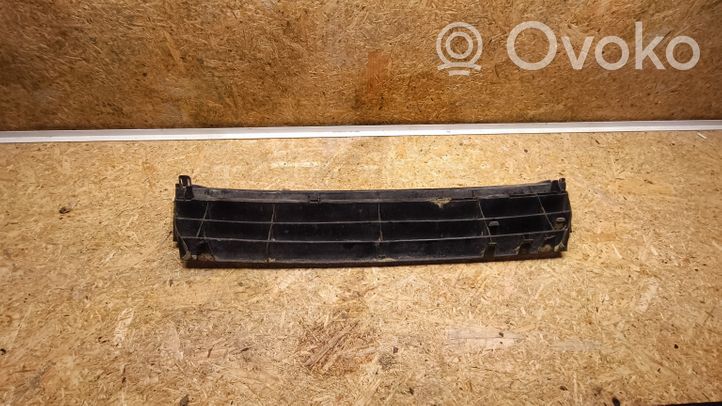 Volkswagen PASSAT B4 Grille calandre supérieure de pare-chocs avant FKSG045