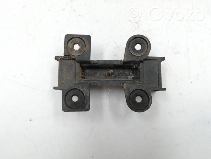 Audi 100 200 5000 C3 Support de pare-chocs arrière 811807253