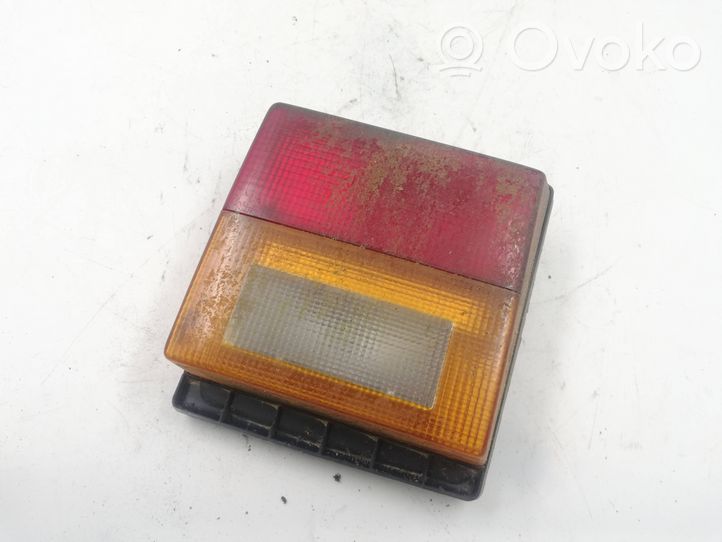 Audi 80 90 B2 Lampy tylnej klapy bagażnika 811945094