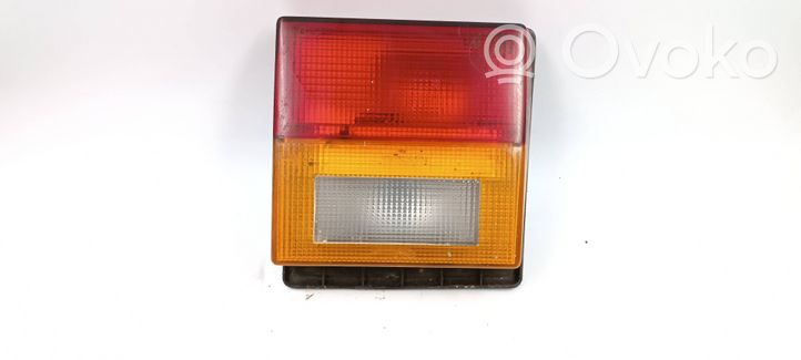 Audi 80 90 B2 Lampy tylnej klapy bagażnika 811945226