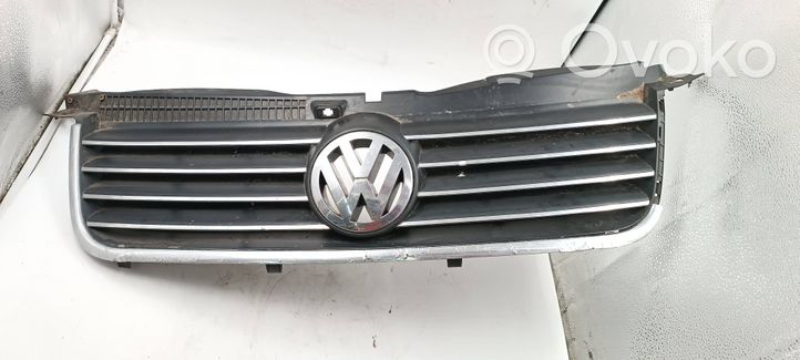 Volkswagen PASSAT B5 Etupuskurin ylempi jäähdytinsäleikkö 3B0853651L