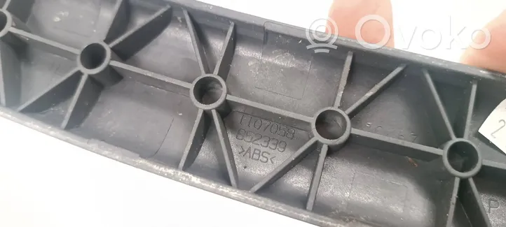 Mitsubishi Eclipse Obudowa klamki wewnętrznej drzwi przednich 1107058