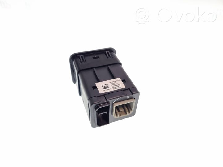 Chrysler 200 USB socket connector 68166001AC