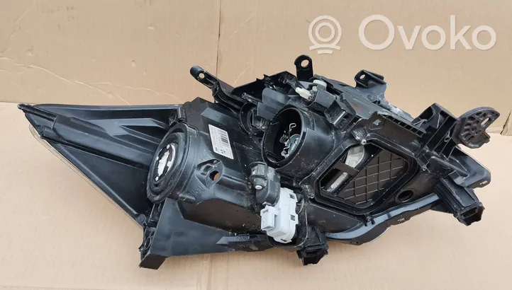 Toyota Auris 150 Lampa przednia 8107002480