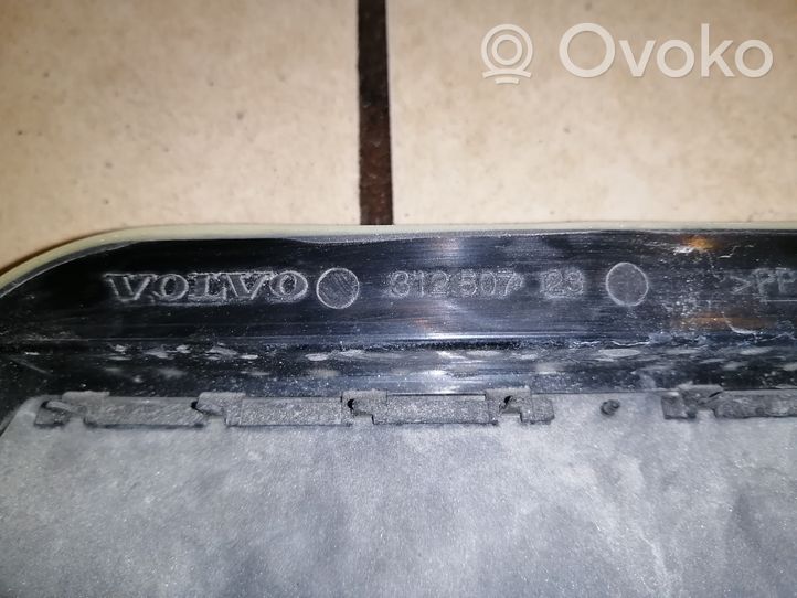Volvo V70 Kratka wentylacyjna pod zderzakiem tylnym 31250723