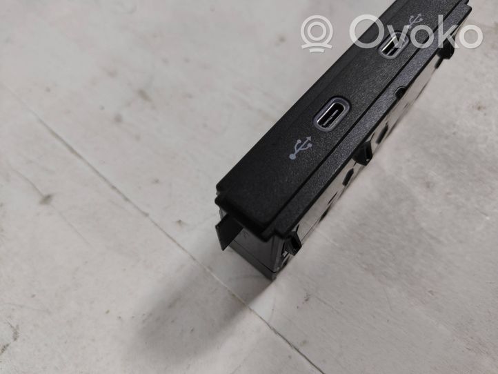 Volkswagen Golf VIII Connecteur/prise USB 5NA035736